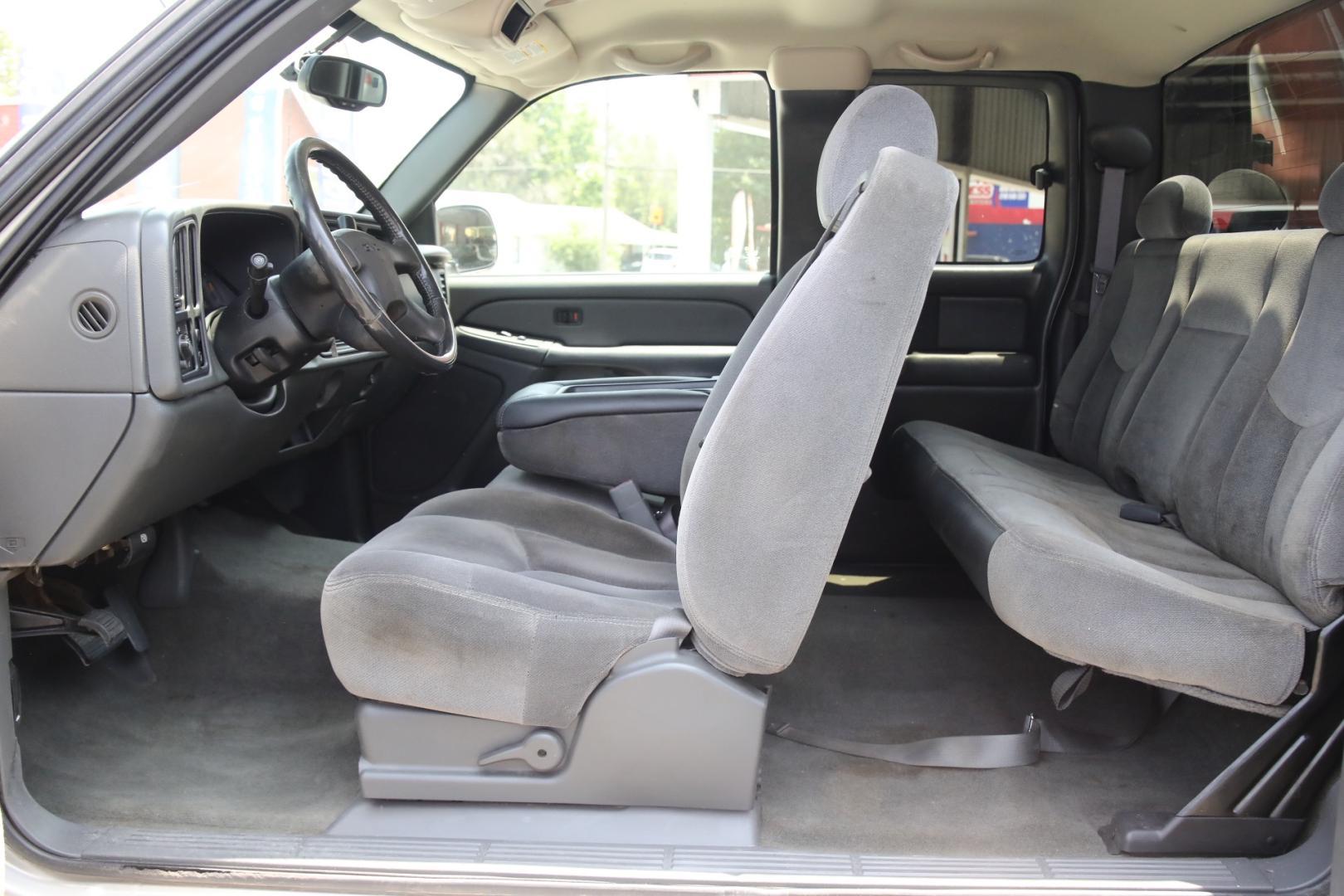 2004 SILVER GMC SIERRA 2500HD SLT Ext. Cab Short Bed 2WD (1GTHC29U64E) with an 6.0L V8 OHV 16V engine, 4-SPEED AUTOMATIC OR 5-SPEED AUTOMATIC OR 6-SP transmission, located at 420 E. Kingsbury St., Seguin, TX, 78155, (830) 401-0495, 29.581060, -97.961647 - Photo#8